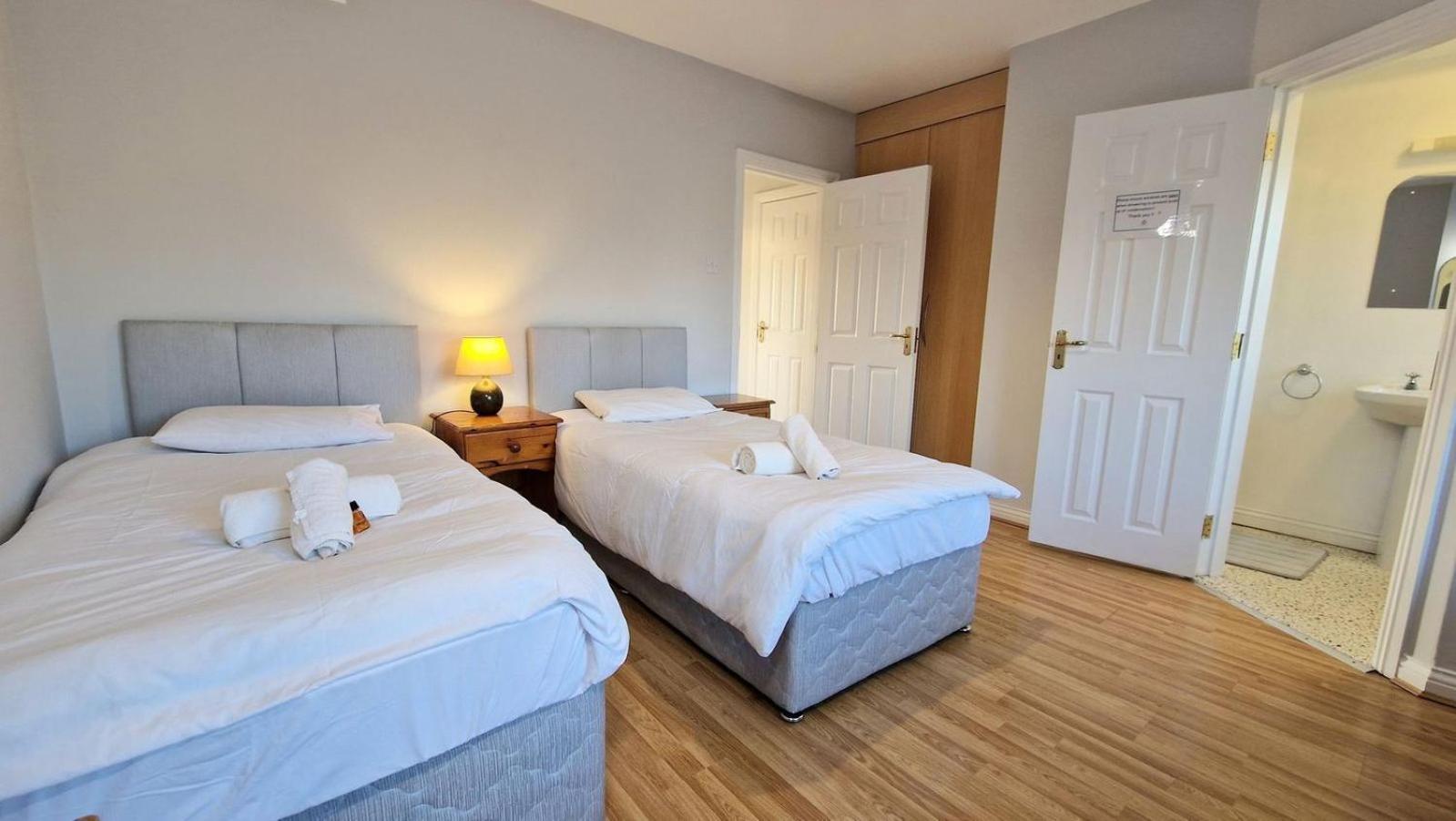 Cosy 3 Bedroom All Ensuites 골웨이 외부 사진